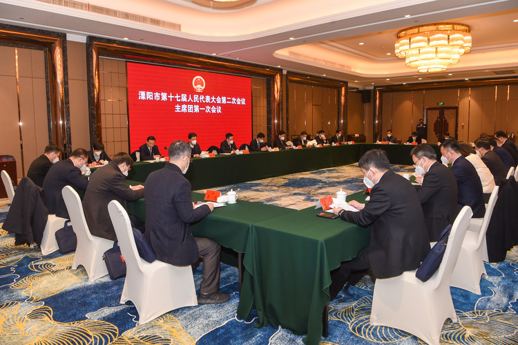 市十七届人大二次会议 举行大会主席团第一次会议