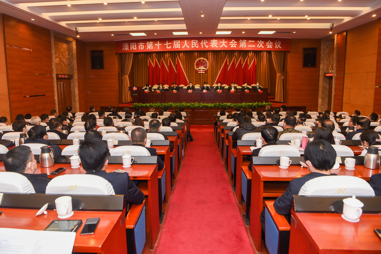 市十七届人大二次会议 举行预备会议