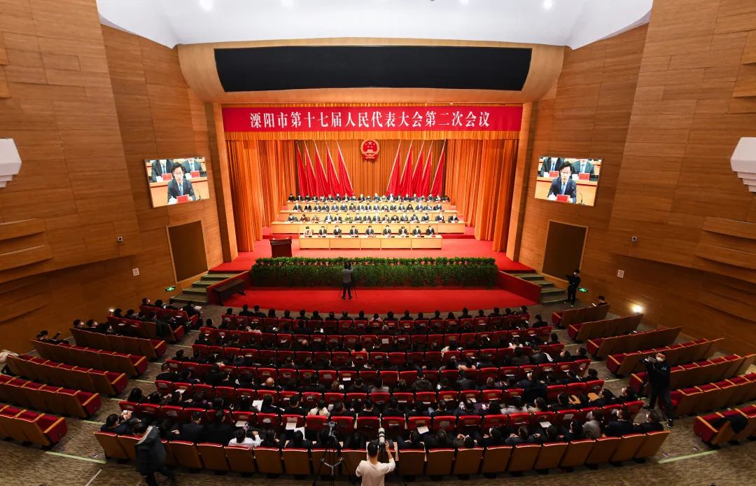 市十七届人大二次会议胜利闭幕