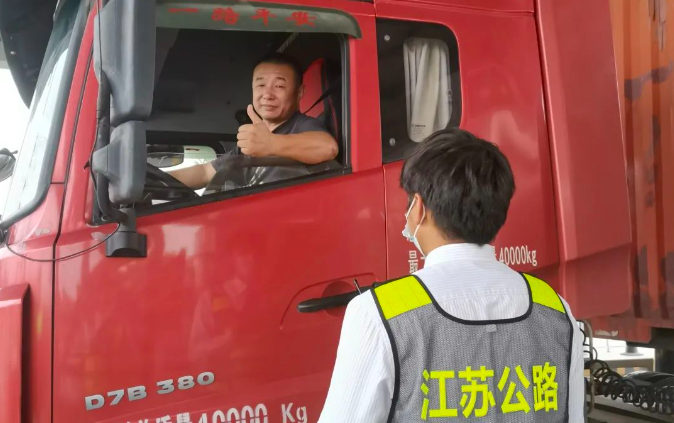 立足细微“小切口” 做好服务“大文章”
