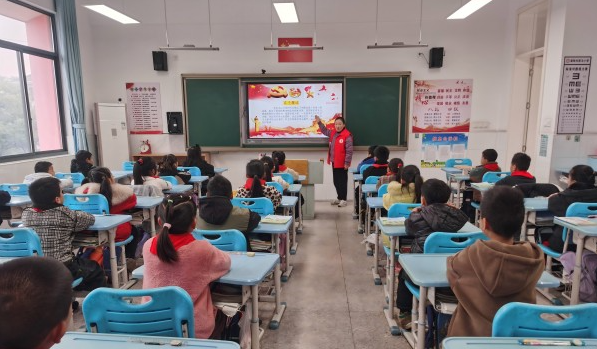 前马小学组织开展“宪法晨读”系列活动 