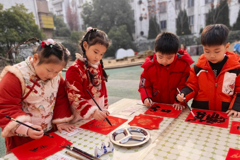 家园联动迎金马 童心浸润中国年 ——昆仑实验幼儿园开展“童趣嘉年华”活动 