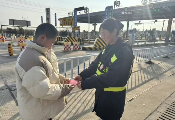 苏心春运：拾金不昧品德高尚