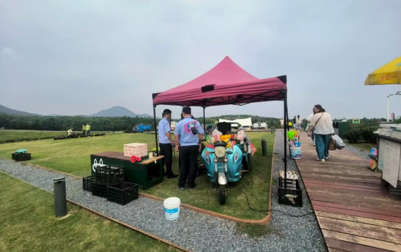交通、城管等多部门联合处置一存在严重安全隐患违设摊点